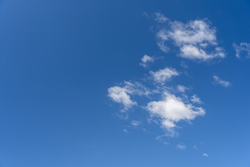 ふわふわした雲青空バックグラウンド