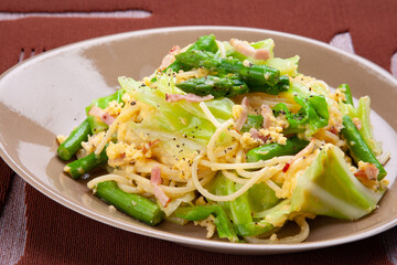 アスパラガスとキャベツのカルボナーラ