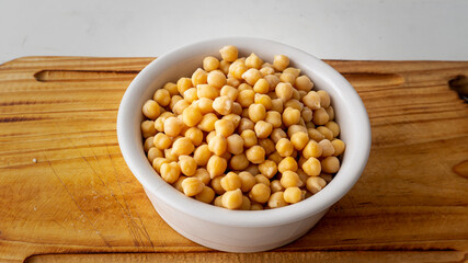 Close view of a bunch of chickpeas in a white bowl
