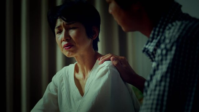 胸を押さえて苦しむ中年女性　医療イメージ