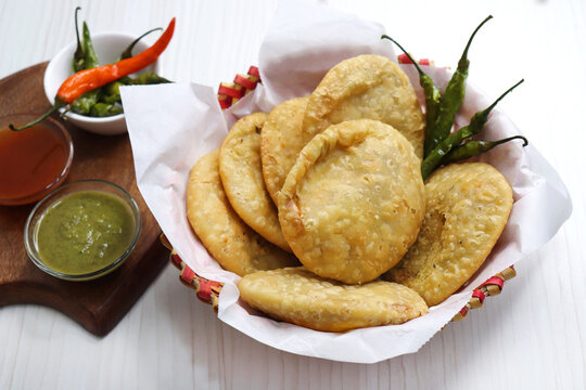 Shegaon Kachori or aloo pyaz ki kachodi served with green and red Chutney. Fried green chilies. it's a favorite Tea time snack, stuffed with lentils and spices mixture inside the dough. Deep fried. 