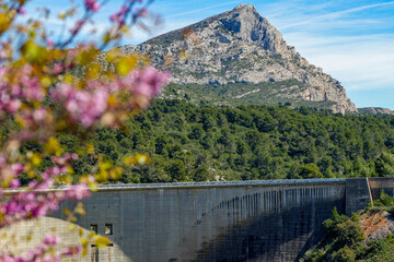 Fototapeta premium Barrage et lac réservoir en Provence