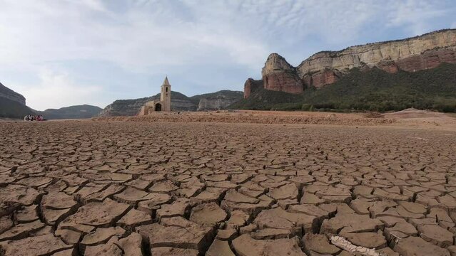 images of the Sau swamp with drought.