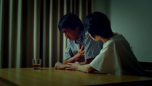 胸を押さえて苦しむ中年男性　医療イメージ