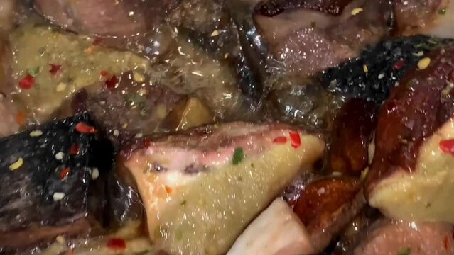 Cuisson de champignons c&egrave;pes coup&eacute;s en morceaux avec des &eacute;pices. plat v&eacute;g&eacute;tarien c&egrave;pes forestier 