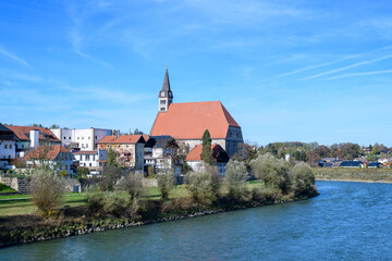 Fototapeta na wymiar city view of the town of laufen with the river inn in germany