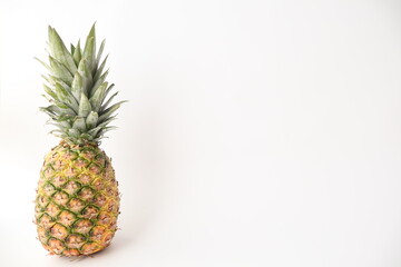 パイナップルと白い背景（コピースペース）