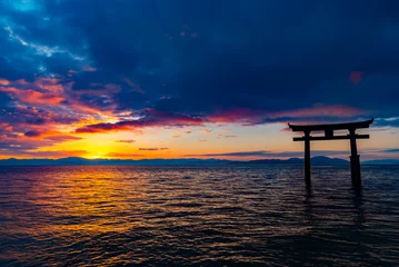 Fototapeten 夜明けの白髭神社の鳥居 © L.tom