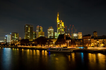 Fototapeta premium Blick auf die nächtliche Skyline von Frankfurt am Main