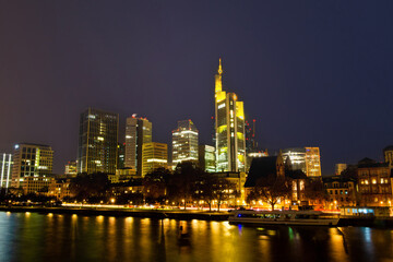 Blick auf die nächtliche Skyline von Frankfurt am Main