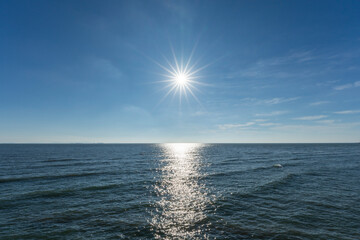 수평선 위로 보이는 태양