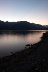 Paysage autour du lac italien d'Izeo dans les préalpes italiennes à l'automne au coucher du soleil en pose longue