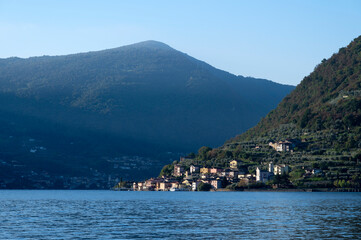 Fototapeta premium Paysage autour du lac italien d'Izeo dans les préalpes italiennes à l'automne et le village de Carzano sur l'île d'Isola