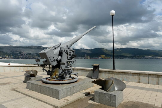 100mm deck artillery installation B-24 minesweeper "Cargo" (T-403) on the embankment of Admiral Serebryakov hero city of Novorossiysk