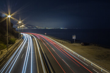 Timelapse de coches circulando en autopista de noche.