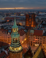 Wieża wrocławskiego Ratusza, na dalszym planie Mostek pokutnic we Wrocławiu