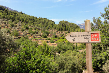 Mallorca, montaña en la Serra de Tramuntana. Cartel direccional de ruta de senderismo de Gran...