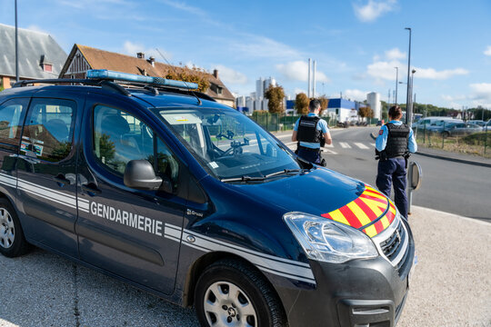 Gendarmes effectuant un controle routier sur un rond-point