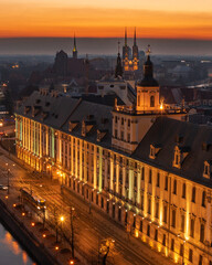 Uniwersytet Wrocławski o wschodzie słońca