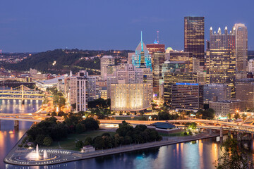 Obraz premium Cityscape of Pittsburgh and Evening Light. Fort Pitt Bridge