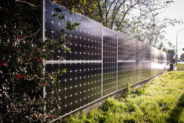 Solarpanele als Gartenzaun und Sichtschutz an einer Straße in Langenfeld