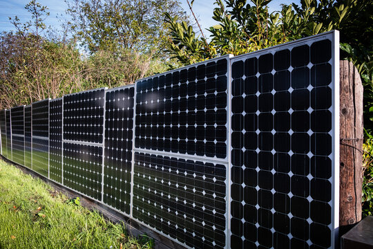 Solarzaun, Solarpanele als Gartenzaun und Sichtschutz an einer Stra&szlig;e in Langenfeld, Deutschland