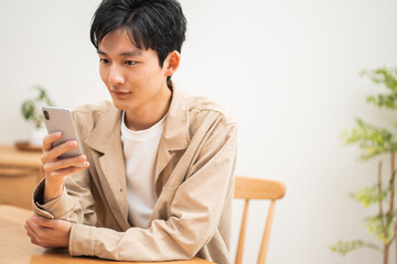 携帯を操作する日本人男性
