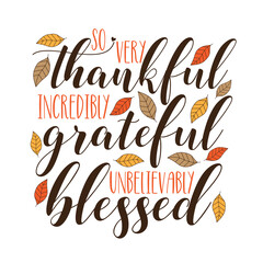 Zo erg dankbaar ongelooflijk dankbaar ongelooflijk gezegend - Handgeschreven tekst en herfstbladeren voor Thanksgiving-vakantie.