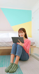 Obraz premium woman use tablet