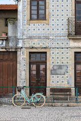 Fototapeta na wymiar Aveiro Portuguese house with bicycle