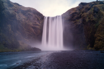 Island besteht aus Wolken, Wasserfällen und Vulkanen