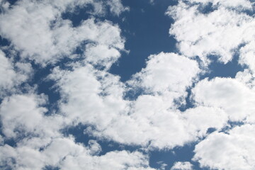 Beau ciel bleu tacheté de nuages blancs