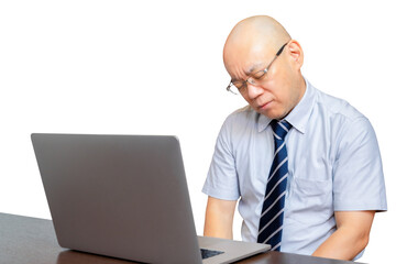 パソコンの作業に疲れたビジネスマン