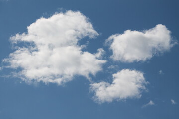 Fototapeta premium Beau ciel bleu avec quelques nuages blancs