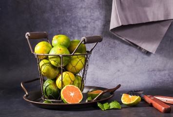 Green orange, a fresh fruit rich in vitamins © 大 李