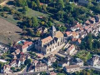 Fototapeta na wymiar vue aérienne du village de Vétheuil dans le Val d'Oise en France