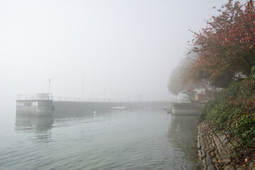 Nebeliger Tag in Meersburg am Bodensee im Herbst