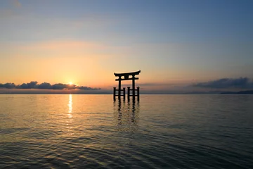 Tuinposter 琵琶湖の朝日と湖中に建つ白鬚神社の大鳥居 © 欣也 原