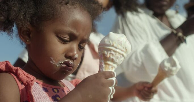MS Family with children (2-3, 6-7, 8-9) eating ice cream