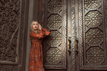 Obraz premium Young blonde woman in autumn city