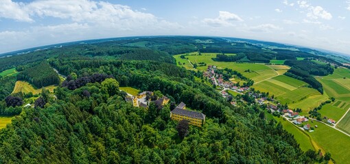 Ausblick auf die Stauden-Landschaft bei Schloss Seyfriedsberg zwischen Langenneufnach und...