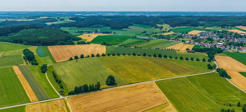 Typisch landwirtschaftliche Landschaft in der Region Donau-Iller bei Ziemetshausen