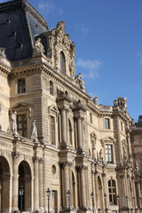 Façade classique cour Napoléon à Paris. France