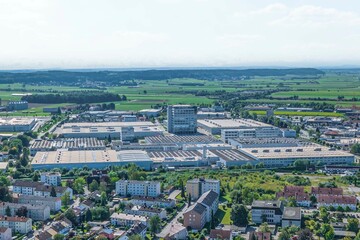 Ausblick auf eine große Industrieanlage im Süden von Mindelheim