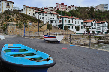 Dos barcas en tierra y al fondo casas de pescadores del puerto viejo del municipio de Getxo