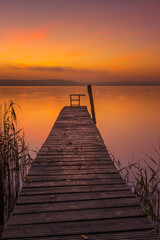 Sonnenaufgang über einem Bootssteg am Ufer des Plauer Sees in Plau am See in der Mecklenburgischen Seenplatte