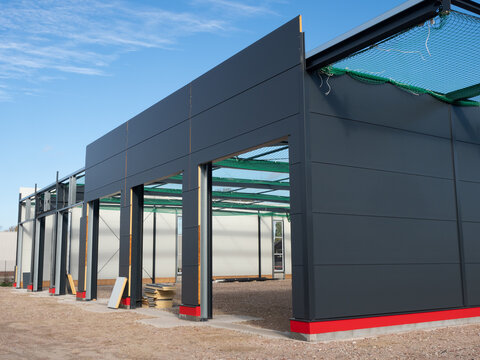 Verkleidung und D&auml;mmung einer Industriehalle mit Paneele