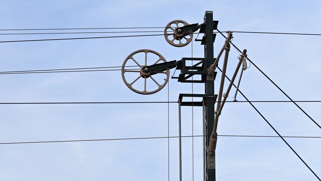 Sistemas de compensaci&oacute;n de tensi&oacute;n mec&aacute;nica en las estructuras contrapesos cable poleas y engranajes de metal de catenaria o de l&iacute;nea a&eacute;rea en tren