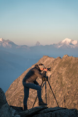 Fotograf bei der Landschaftsfotografie mit Matterhorn im Hintergrund in den Schweizer Alpen.