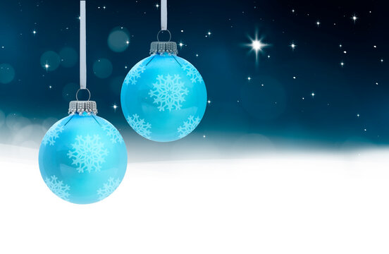 Blaue gläserne Weihnachtskugel vor blauem Hintergrund